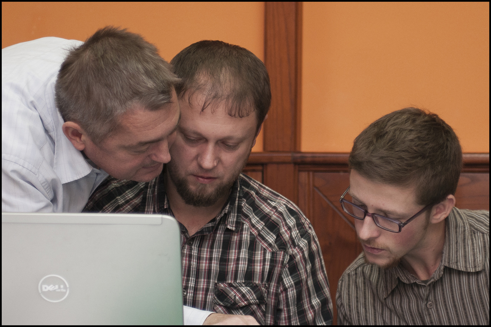 Nagy Károly (középen) az MME Monitoring Központjának vezetője mutatta be a projekt keretében létrehozott on-line adatbázist, melyet a jelen lévők már tesztelhettek a konferencián 